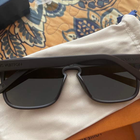 Loui Vuitton Sunglasses - Picture 5 of 12